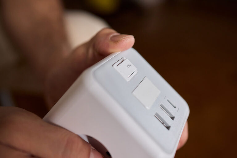 Cómo usar enchufes inteligentes y domótica para bajar la potencia contratada sin que salten los plomos